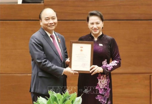Trao tặng Kỷ niệm chương hoạt động Quốc hội cho các đại biểu Quốc hội