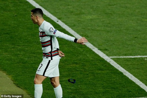 Ném băng đội trưởng, C.Ronaldo có nguy cơ bị cấm thi đấu