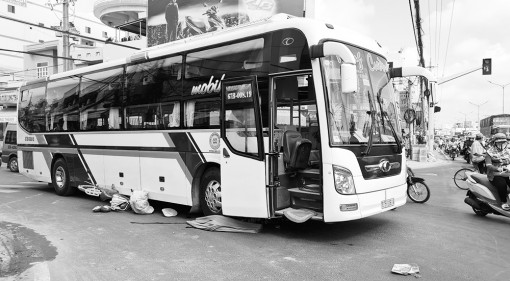 Xe khách va chạm xe đạp một người tử vong