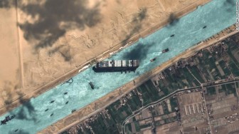 'Siêu trăng giun' trợ lực giải phóng tàu container mắc kẹt trên kênh Suez