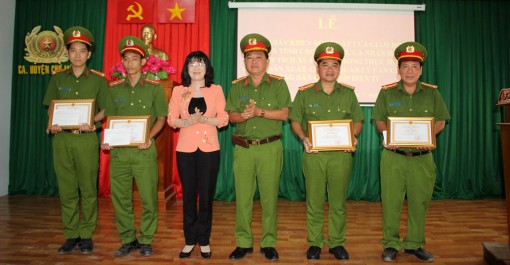 Khen thưởng Công an huyện Chợ Mới xuất sắc trong thực hiện cấp căn cước công dân gắn chíp điện tử