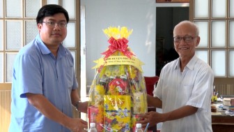 Lãnh đạo huyện Phú Tân chúc mừng lễ Phục sinh