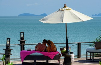 Du khách nước ngoài quan tâm đến đảo nghỉ dưỡng Phuket của Thái Lan
