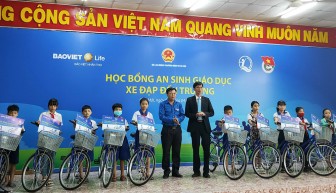 Trao 40 xe đạp cho học sinh nghèo huyện Chợ Mới
