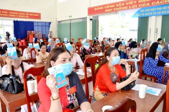 Phụ nữ ấp Hà Bao 1 tích cực vận động nhân dân tham gia bảo hiểm y tế