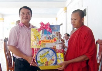 Lãnh đạo huyện Tri Tôn thăm chùa Khmer