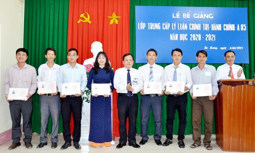 Bế giảng lớp trung cấp lý luận Chính trị - Hành chính A.85