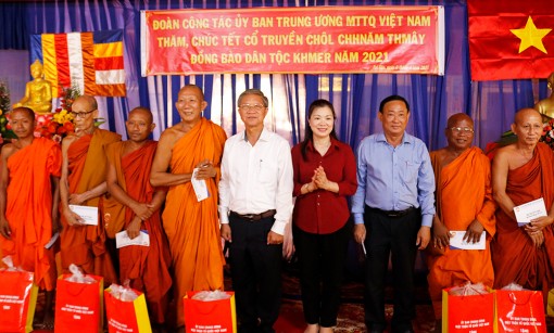 Ủy ban Trung ương MTTQVN thăm, chúc Tết Chol Chnam Thmay tại huyện Tri Tôn