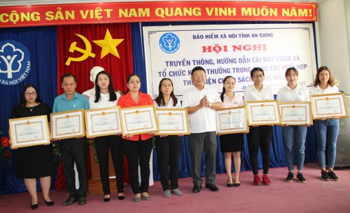 An Giang: Hội nghị truyền thông, hướng dẫn cài đặt VssID và khen thưởng thực hiện chính sách bảo hiểm xã hội, bảo hiểm y tế