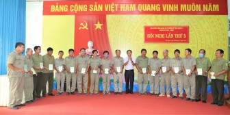 Phường Mỹ Quý tặng 17 sổ bảo hiểm xã hội cho lực lượng bảo vệ dân phố