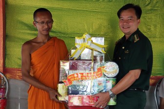 Bộ đội Biên phòng tỉnh An Giang chúc Tết cổ truyền Chol Chnam Thmay các điểm chùa trên địa bàn huyện Tri Tôn