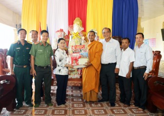 Bí thư Huyện ủy Châu Thành thăm, chúc Tết Chol Chnăm Thmây các chùa Khmer