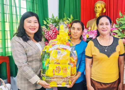 Tặng quà phụ nữ Khmer nhân dịp Tết cổ truyền Chol Chnam Thmay