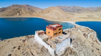 Ngôi chùa bí ẩn nằm giữa hồ Thánh, chỉ có 1 nhà sư ở Tây Tạng