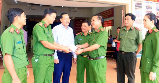 Lãnh đạo Công an tỉnh thăm, động viên Công an TP. Long Xuyên làm căn cước công dân cán mốc 1.000 hồ sơ