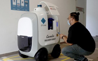 Robot giao hàng tự động đang phát triển tại Singapore