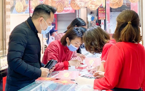 Giá vàng hôm nay 12-4: Áp lực từ USD, vàng giảm giá