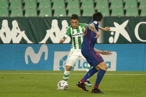 Atletico đánh rơi chiến thắng, Real Madrid reo vui