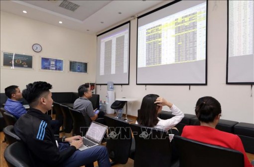 Chứng khoán sáng 12-4: VN - Index bứt phá, vượt mốc 1.240 điểm