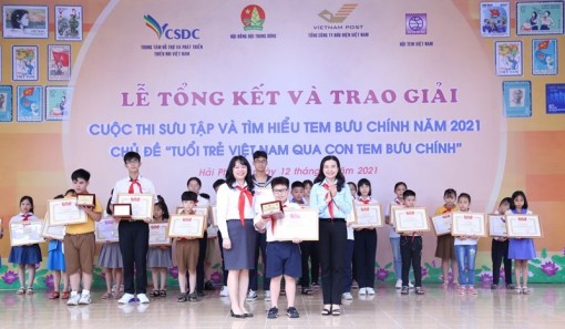 Học sinh lớp 4 giành giải đặc biệt thi sưu tầm tem