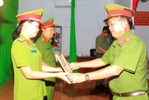 Nhiều tập thể, cá nhân Công an huyện Thoại Sơn nhận giấy khen đột xuất của Công an tỉnh và UBND huyện