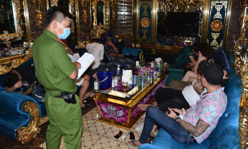 Bắt hàng chục nam, nữ sử dụng ma túy tại karaoke XO