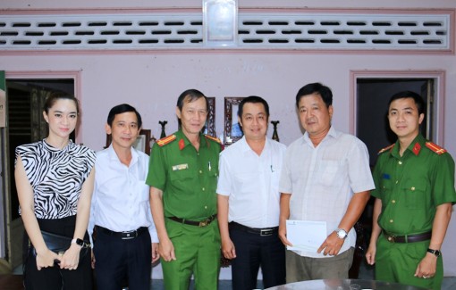 An Giang: Tặng sổ tiết kiệm cho thương binh, thân nhân liệt sĩ Công an nhân dân