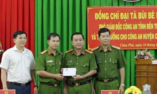 Công an huyện Châu Phú được khen thưởng trong thực hiện dự án sản xuất, quản lý và cấp căn cước công dân