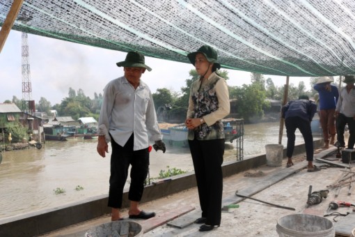 Bí thư Huyện ủy Châu Thành thăm, động viên đơn vị thi công cầu Xây lắp An Giang