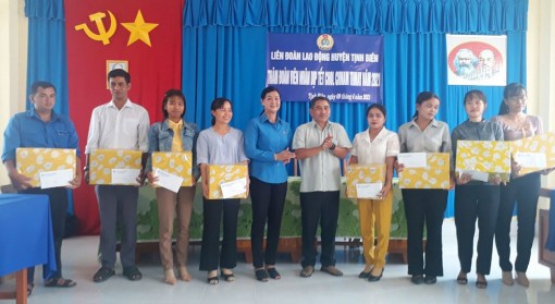 Các cấp công đoàn An Giang chúc Tết đoàn viên dân tộc thiểu số Khmer nhân dịp Tết cổ truyền Chôl Chnăm Thmây