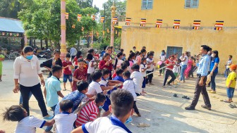 Sân chơi hào hứng cho trẻ em người dân tộc thiểu số Khmer nhân dịp Tết Chol Chnam Thmay