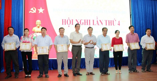 Chợ Mới: Khen thưởng 8 tập thể có thành tích xuất sắc trong thực hiện 4 đề án