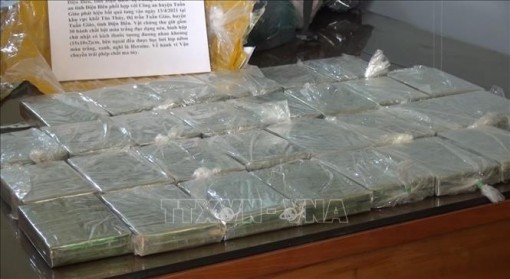 Bắt giữ đối tượng mua bán trái phép 30 bánh heroin