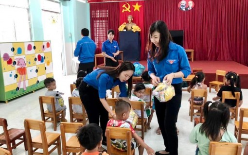 Tiếp bước cho học sinh khó khăn đến trường