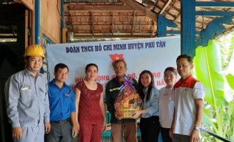 Huyện đoàn Phú Tân trao quà cho gia đình chiến sĩ đang thi hành nghĩa vụ tại hải đảo