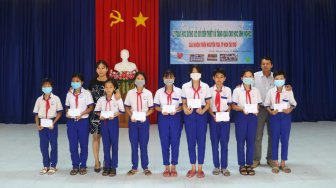 Trao học bổng Xổ số kiến thiết An Giang và tặng quà cho học sinh xã Vĩnh Nhuận