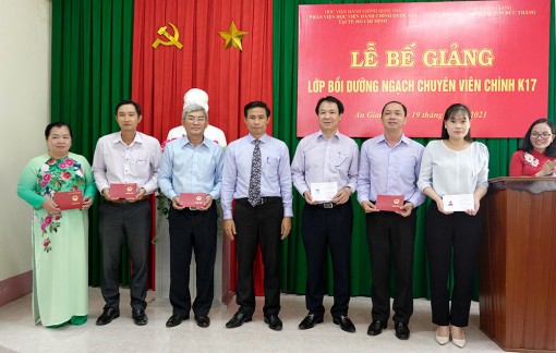 Bế giảng lớp bồi dưỡng ngạch chuyên viên chính K17