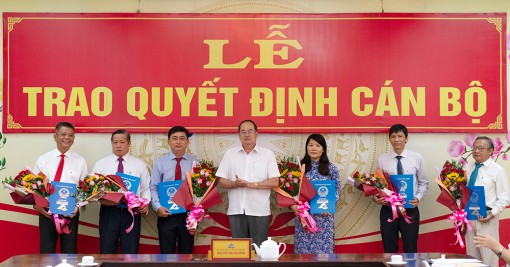 UBND tỉnh An Giang trao quyết định bổ nhiệm và bổ nhiệm lại 6 cán bộ