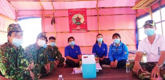 Thăm, tặng quà các tổ, chốt tăng cường phòng, chống dịch bệnh COVID-19 ở TP. Châu Đốc