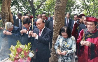 Chủ tịch nước thành kính dâng hương tại Lễ Giỗ Tổ Hùng Vương