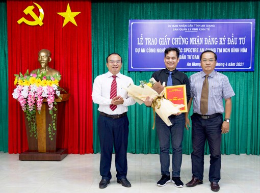 Trao giấy chứng nhận đăng ký đầu tư “Dự án công nghệ may mặc Spectre An Giang”