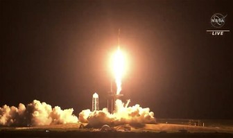 Tàu tên lửa của SpaceX phóng bốn phi hành gia lên trạm vũ trụ