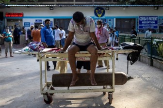 COVID-19 bùng phát: Bệnh viện Ấn Độ thiếu oxy, đài hóa thân quá tải