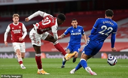 Thủ môn sai lầm ngớ ngẩn, Arsenal thua Everton
