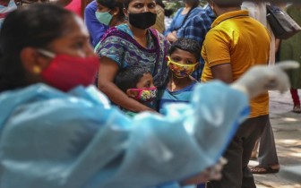 Thủ tướng Ấn Độ kêu gọi người dân đi tiêm vaccine và cẩn trọng