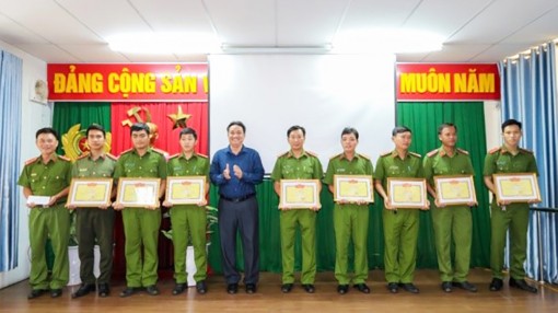 Công an huyện Châu Thành được khen thưởng trong công tác thu nhận hồ sơ cấp căn cước công dân gắn chíp điện tử