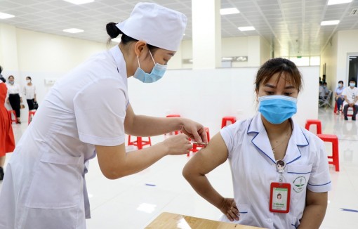 Chuyên gia hồi sức giải đáp những băn khoăn về tiêm vaccine COVID-19