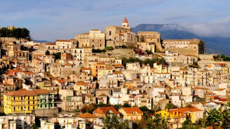 Thêm một thị trấn ở Italia rao bán nhà với giá 1 euro