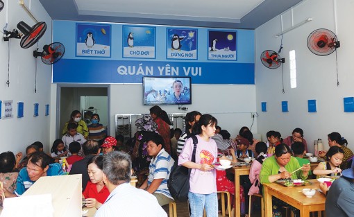 Cơm 2.000 đồng giữa lòng thành phố