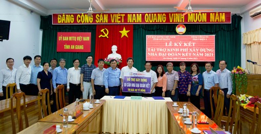 UBMTTQVN tỉnh An Giang tiếp nhận kinh phí xây dựng 50 căn nhà Đại đoàn kết
